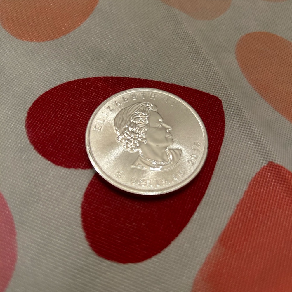 2015 heart privy Canadian $5 .9999 fine silver coin. Maple leaf NO OFFERS